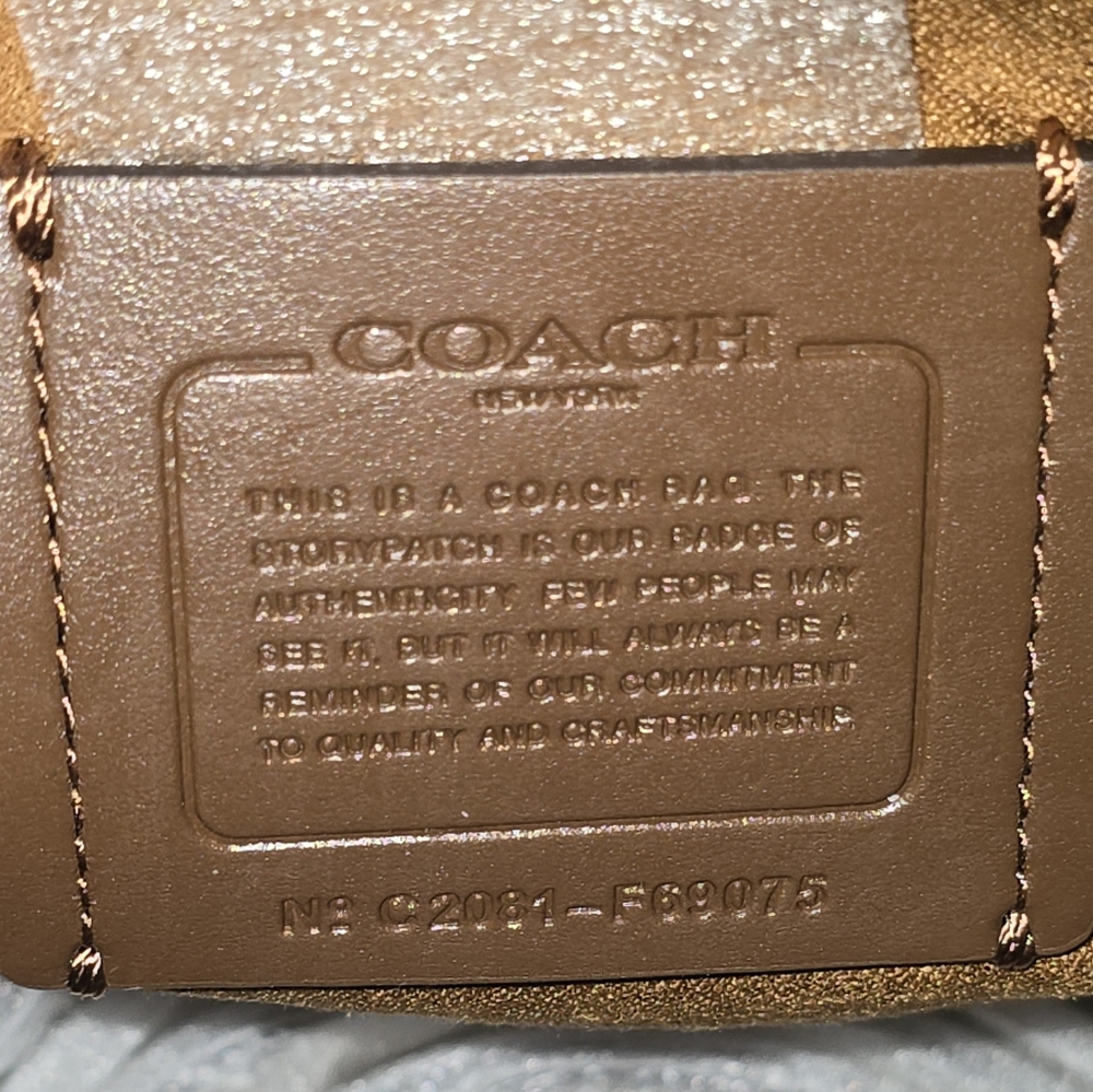 COACH SET 𧸠Zoe ~ Wallet & Bear Charm In Light Khaki / Chalk / Gold / Suede - Picture 8 of 13